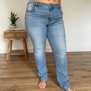 American Eagle Lightwash Skinny Jeans